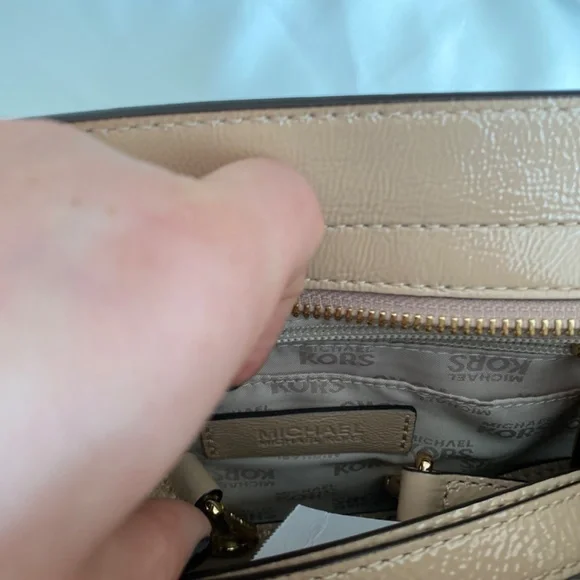 NWT Michael Kors Vivianne Quilted Soft Leather Messenger Purse in Oyster - Picture 6 of 7